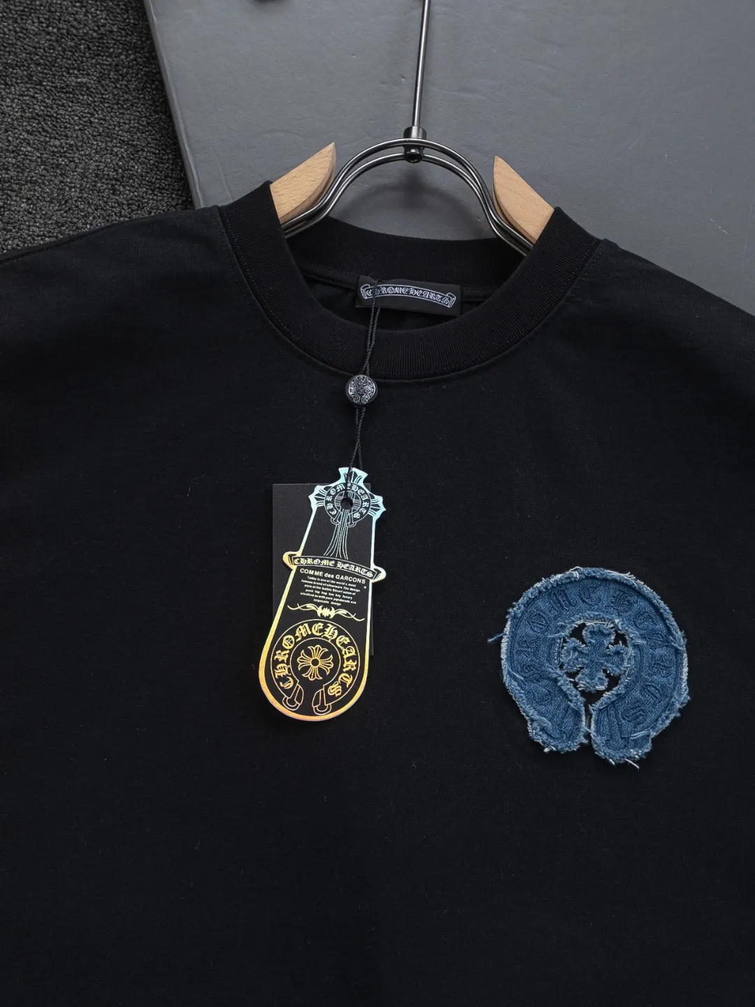 P190 Chrome Hearts CH Cross 26SS New product is hot at the same time💥 Early spring classic style Multiple craftsmanship Denim patch on the chest Horseshoe cross 🪡 Embroidery Large logo cross on the back Horseshoe denim patch Sanskrit ✝️🪡 Embroidery Round neck short-sleeved T-shirt, hot style, a style that both men and women like, same style for men and women, 100% chance of turning heads when wearing it! It’s all about being handsome. The designer’s classic sense is precisely grasped. The whole piece of clothing is heavy. Industrial washing process. Ready-made garments are dyed + sprayed for a horse effect. The double-wash process is very recognizable. It uses heavy washing to make it distressed. The edges of the patch are slightly rolled and naturally distressed. It has a three-dimensional sense of layering and a little damage. It is very visually lethal. It adheres to Kroxin's consistent rough style. The chest and back are large, and the horseshoe flower printed patch pattern is embroidered and decorated. It is also decorated with silver metal engraved distressed buttons. The classic elements full of brand recognition instantly enhance the overall sense of grade and specification. Its texture is quite high-end! The overall feeling is high-end, simple and elegant, with silver hardware accessories, a full set of customized accessories, and the pattern of the entire dress is all decorated with patchwork three-dimensional embroidery technology, which is the finishing touch of the entire dress. The design on the back is even more eye-catching! ! This full back is so cool, it’s full of design, and the overall upper body style highlights fashion and individuality. Wearing it together as a couple is even more popular on the street. I recommend the early autumn sweatshirt! ! The fabric is a unique 320g 100% cotton, which is skin-friendly, breathable, warm to the touch, has a strong texture, and has smooth lines. It can be called a back killer, which has very strict requirements on craftsmanship and cost. The smooth neckline, flat cuffs and hems, the stitches are large and tight, tight and orderly, and the details are perfect. The consistent OS version can be worn alone or layered. It is very casual, but very iconic! It is simply the flagship of high-end trendy brands and must be included in your wardrobe. It has the American fashion spirit of freedom and individuality, and is highly recognizable and stylized! Color: Black White Size: S-XL Size chart: S: Shoulder width 50-Bust 56-Length 70 M: Shoulder width 52-Bust 57-Length 72 L: Shoulder width 54-Bust 59-Length 74 XL: Shoulder width 56-Bust 62-Length 76